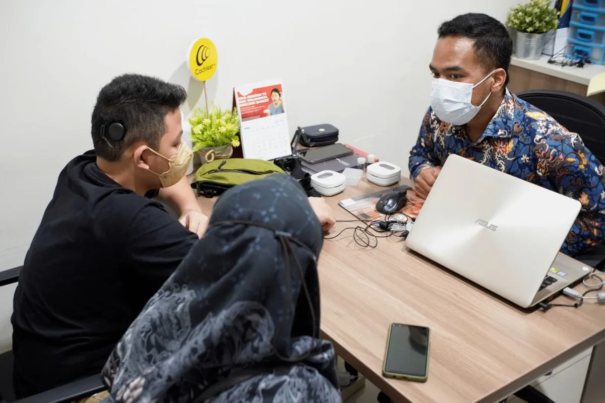 Apa Itu Implan Pendengaran? Panduan Lengkap untuk Memahami dan Memanfaatkannya