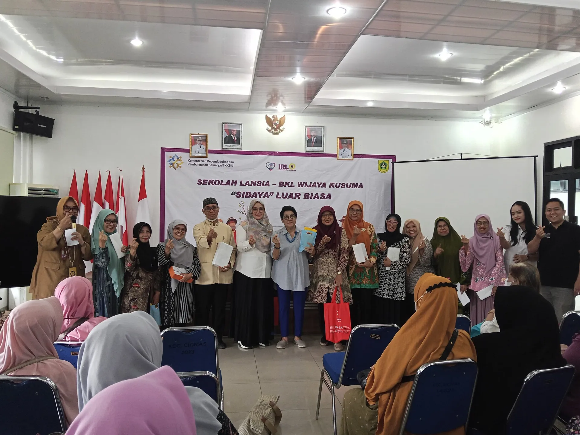Pemeriksaan Pendengaran Lansia di Sekolah Lansia Jawa Barat