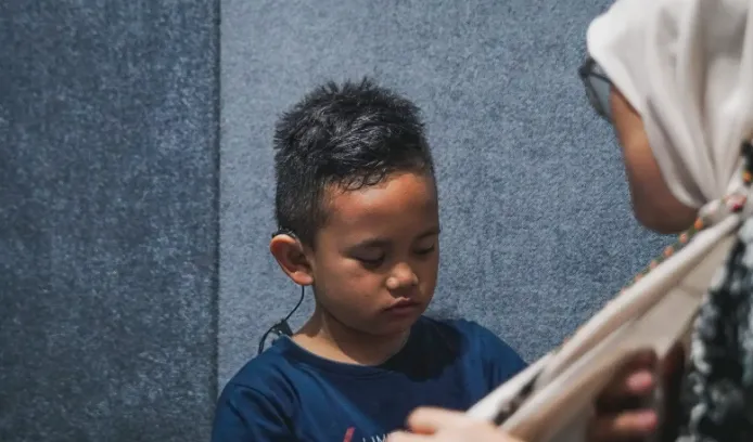 Manfaat terbatas dari penggunaan alat bantu dengar binaural (pada kedua telinga)